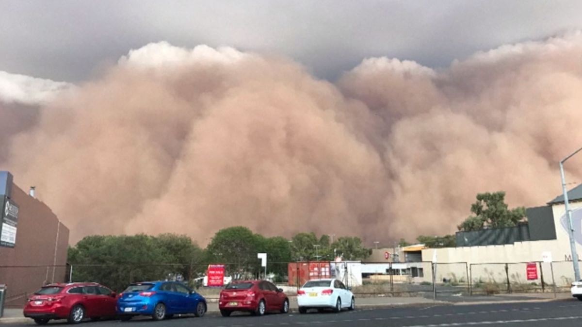 Video: Písečná bouře v Austrálii zastínila slunce. A pak přišly kroupy